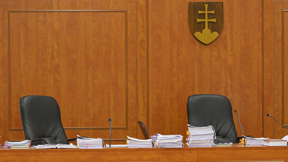 Hlavné pojednávanie v kauze vraždy novinára Jána Kuciaka a jeho snúbenice Martiny Kušnírovej na Špecializovanom trestnom súde v Pezinku 14. januára 2020. Na snímke spisy v kauze Kuciak v pojednávacej miestnosti. FOTO TASR - Michal Svítok