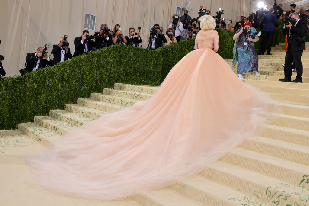Billie Eilish v kreácii Oscar de la Renta