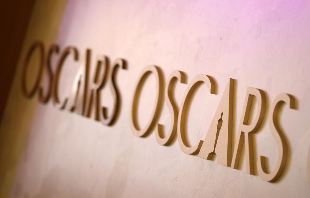 WA 53 Los Angeles - Na snímke logo pred 97. ročníkom udeľovania filmových cien Oscar v Dolby Theatre v Los Angeles vo štvrtok 27. februára 2025. Odovzdávanie cien americkej Akadémie filmových umení a vied (AMPAS) sa uskutoční 2. marca. Najviac nominácií - 13 - získal kriminálny muzikál Emilia Pérez, nasledujú filmy Brutalista a Čarodejka, ktoré majú zhodne po desať nominácií. FOTO TASR/AP
 
Oscar logos are pictured in the red carpet area for Sunday's 97th Academy Awards at the Dolby Theatre on T