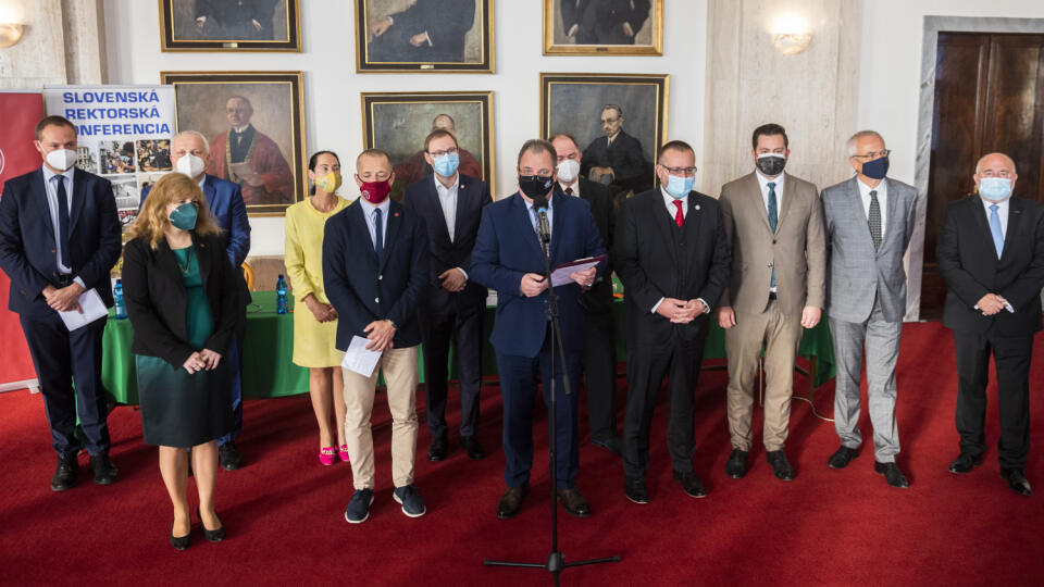 Na snímke dekanka Pedagogickej fakulty Trnavskej univerzity Viera Peterková (druhá zľava), rektor Univerzity Komenského Marek Števček (deviaty zľava), prezident Slovenskej rektorskej konferencie Rudolf Kropil (siedmy zľava), predseda Rady vysokých škôl Martin Putala (piaty zľava) a predseda Študentskej rady vysokých škôl Filip Šuran (tretí sprava) počas tlačovej konferencie Slovenskej rektorskej konferencie k návrhu úprav vysokoškolskej legislatívy v Bratislave 28. októbra 2021. FOTO TASR - Jar