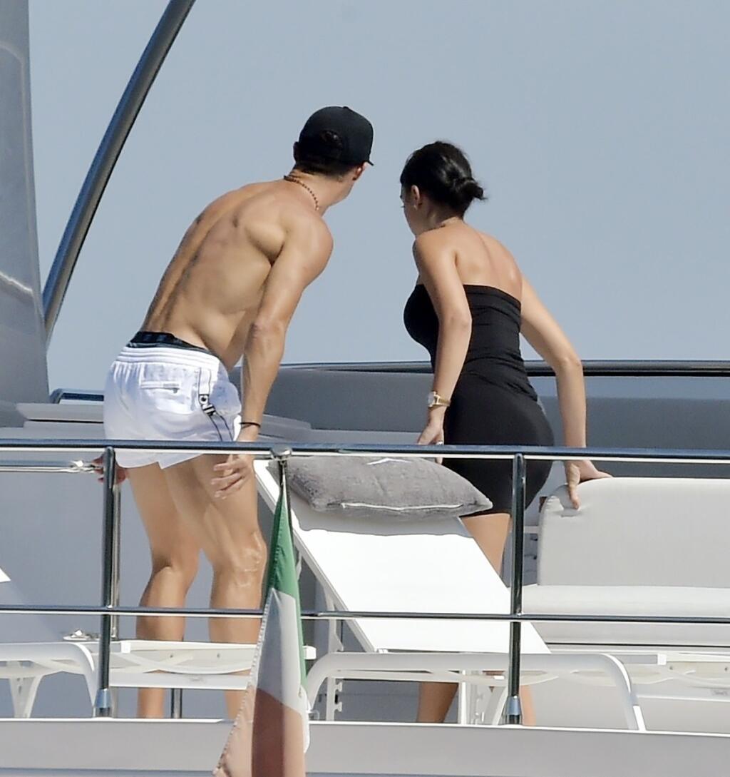 Ronaldo si užil relax na jachte spolu s priateľkou Georginou.