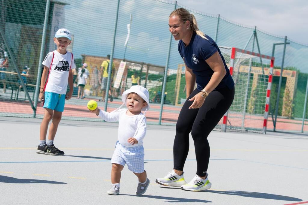 Ten strhol celú pozornosť na seba a zdá sa, že tenis mu nebude vôbec cudzí. Po kurte pobehoval s tenisovou loptičkou.
