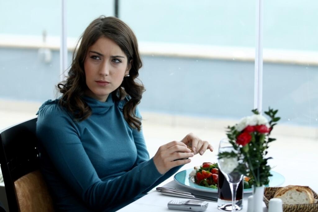Zatiaľ čo seriálový Emir bojuje s problémami s alkoholom, jeho láska z Ferihy, herečka Hazal Kaya (24), je vzorom pre mnohých ľudí.