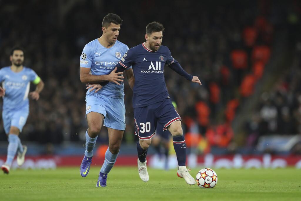 JB 40 Manchester - Hráč PSG Lionel Messi (vpravo) v súboji s Rodrigom z Manchesteru City v zápase A-skupiny Ligy majstrov Manchester City - Paríž St. Germain v Manchesteri 24. novembra 2021. FOTO TASR/AP
PSG's Lionel Messi competes for the ball with Manchester City's Rodrigo, left, during the Champions League group A soccer match between Manchester City and Paris Saint-Germain at the Etihad Stadium in Manchester, England, Wednesday, Nov. 24, 2021. (AP Photo/Scott Heppell)