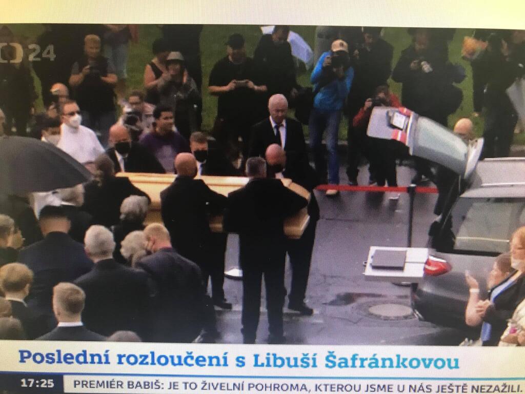 25. jún 2021, 17: 30 hod.: V tejto chvíli sa rozlúčka s Popelkou skončila. Rakvu s pozostatkami vyniesli z kostola do pohrebného auta.