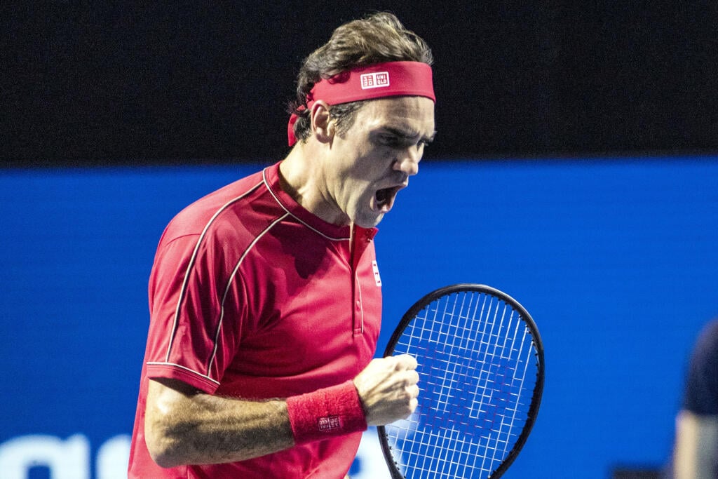 EBE 41 Bazilej - Na snímke švajčiarsky tenista Roger Federer postúpil do finále turnaja ATP vo švajčiarskom Bazleji, keď vyradil Gréka Stefanosa Tsitsipasa v dvoch setoch 6:4 a 6:4 v sobotu 26. októbra 2019. FOTO TASR/AP
Roger Federer of Switzerland reacts after winning the semifinal match against Stefanos Tsitsipas of Greece at the Swiss Indoors tennis tournament at the St. Jakobshalle in Basel, Switzerland, Saturday, Oct. 26, 2019. (Alexandra Wey/Keystone via AP)