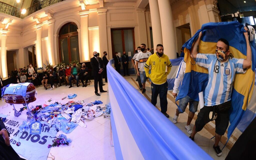Maradonova smrť šokovala nielen Argentínu, ale celý futbalový svet. So zosnulou legendou sa prišli rozlúčiť státisíce fanúšikov, ktorí mu k truhle hádzali dresy, kvety a ďalšie predmety s motívom slávneho futbalistu.