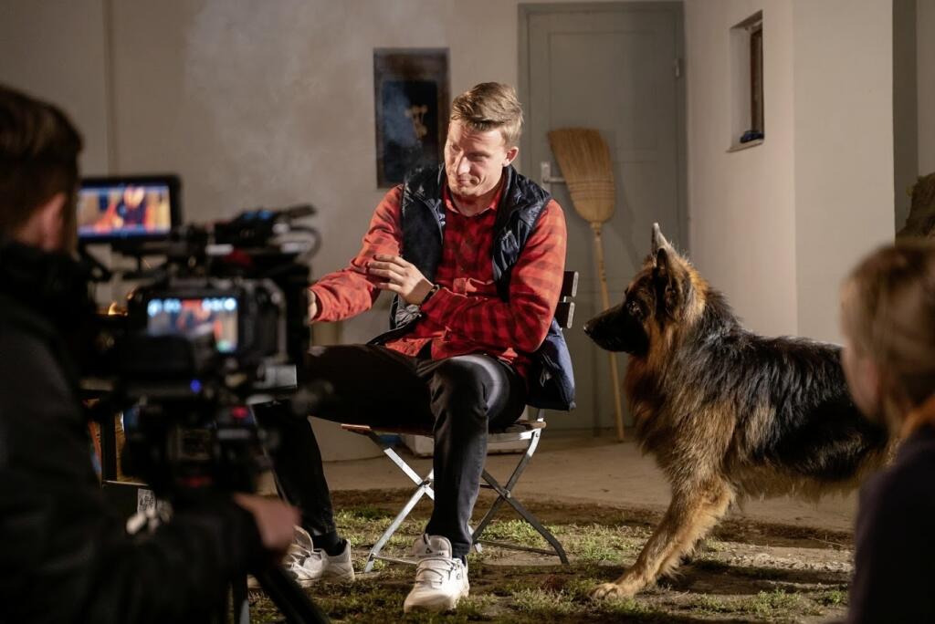 Robin je séria krátkych príbehov nesmierne šikovného psíka Robina, ktorý vyrieši každú záhadu a vždy Vás popri tom niečo zaujímavé a nové naučí. Parťáka mu robí Richard, ktorý Robina našiel na benzínovej pumpe a dal mu domov.