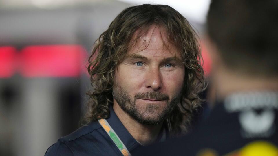 WA 34 Džidda - Bývalý český futbalový reprezentant Pavel Nedvěd sleduje druhý voľný tréning na Veľkú cenu Saudskej Arábie, druhé podujatie tohtoročného šampionátu F1 v Džidde v piatok 17. marca 2023. FOTO TASR/AP
Former soccer player Pavel Nedved attends the second free practice at pits ahead of the Formula One Grand Prix at the Jeddah corniche circuit in Jeddah, Saudi Arabia, Friday, March 17, 2023. (AP Photo/Luca Bruno)