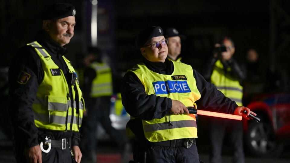 Na snímke príslušníci českej polície počas policajnej kontroly na hraniciach medzi Českou republikou a Slovenskou republikou v českom meste Hodonín vo štvrtok 29. septembra 2022. Česko aj Rakúsko zaviedli dočasné zavedenie kontrol na hraniciach so Slovenskom od polnoci zo stredy na štvrtok. Dôvodom je zvýšená nelegálna migrácia. FOTO TASR - Lukáš Grinaj