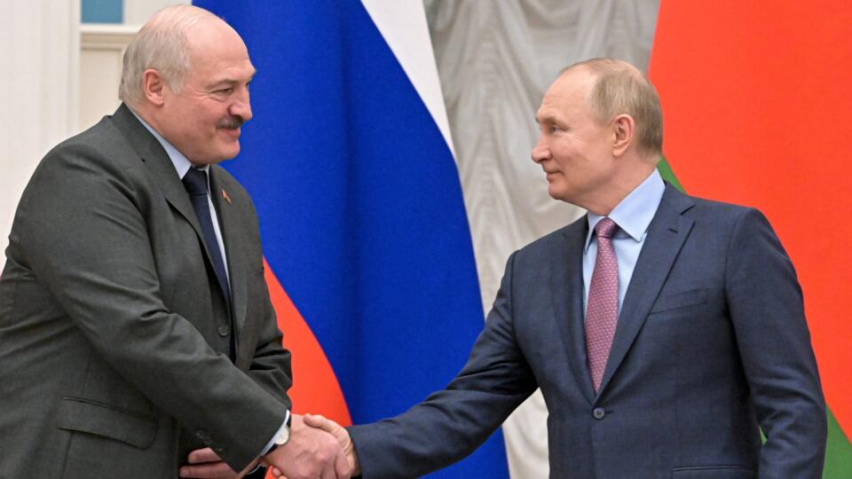 WA 46 Moskva - Bieloruský prezident Alexandr Lukašenko (vľavo) a ruský prezident Vladimir Putin si podávajú ruky po spoločnej tlačovej konferencii v Moskve v piatok 18. februára 2022. FOTO TASR/AP
Russian President Vladimir Putin, right, and Belarusian President Alexander Lukashenko shake hands after a joint news conference following their talks in the Kremlin in Moscow, Russia, Friday, Feb. 18, 2022. (Sergei Guneyev, Sputnik, Kremlin Pool Photo via AP)