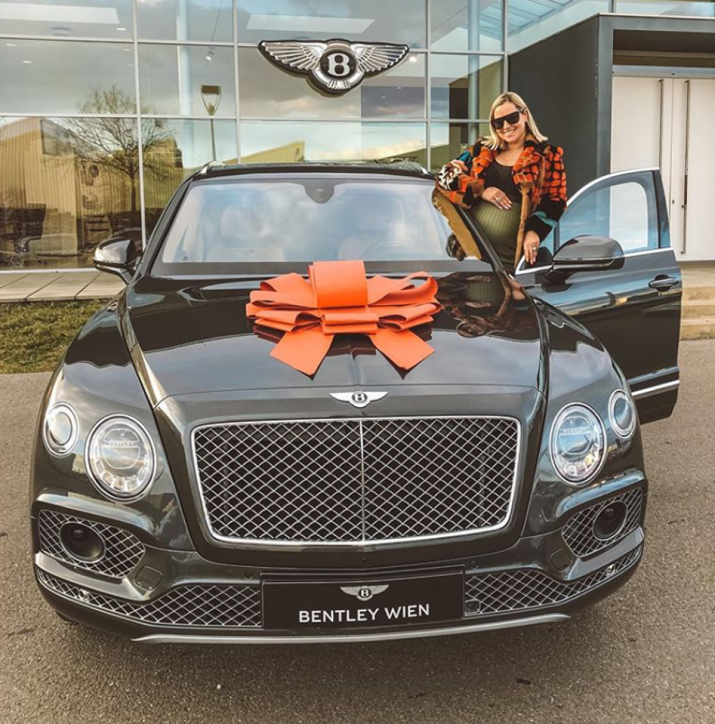 Dominika Cibulková si tehotenstvo užíva. Pre malého si zadovážila nové pohodlné vozenie. Cena Bentley Bentayga začína na 180-tisíc eur.
