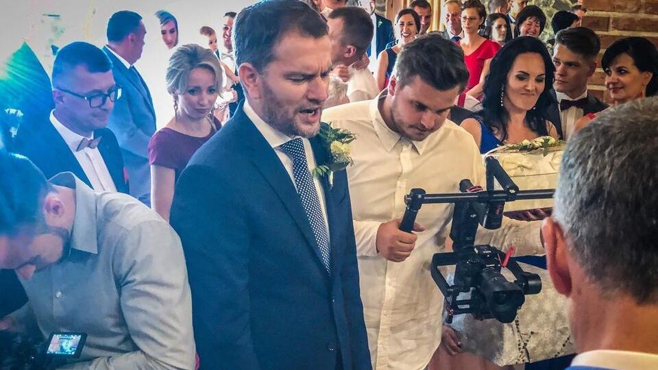 Na svadbe politických špičiek OĽaNO a SaS nemal takmer nikto rúško.