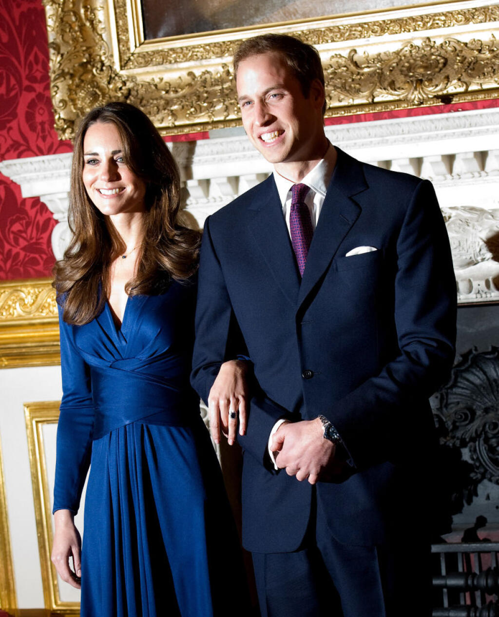 Kate a William v roku 2010 pri oznámení zásnub.