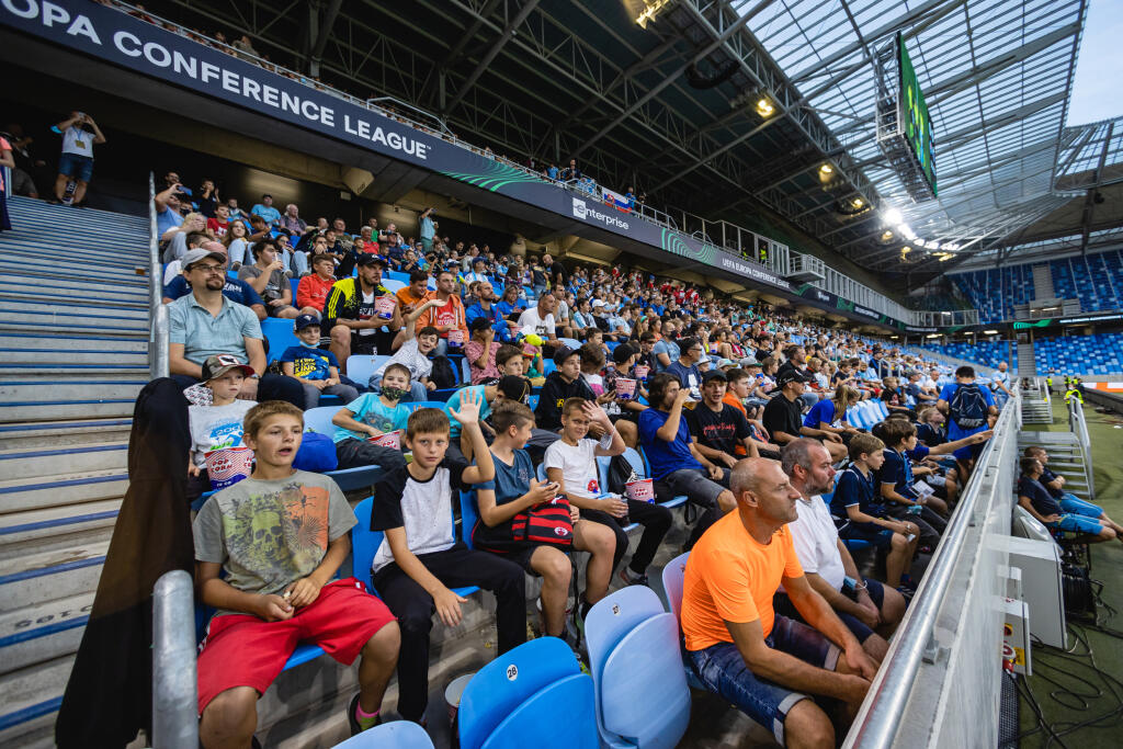 Na snímke detskí fanúšikovia v hľadisku počas zápasu F skupiny Európskej konferenčnej ligy medzi ŠK Slovan Bratislava a FC Kodaň.