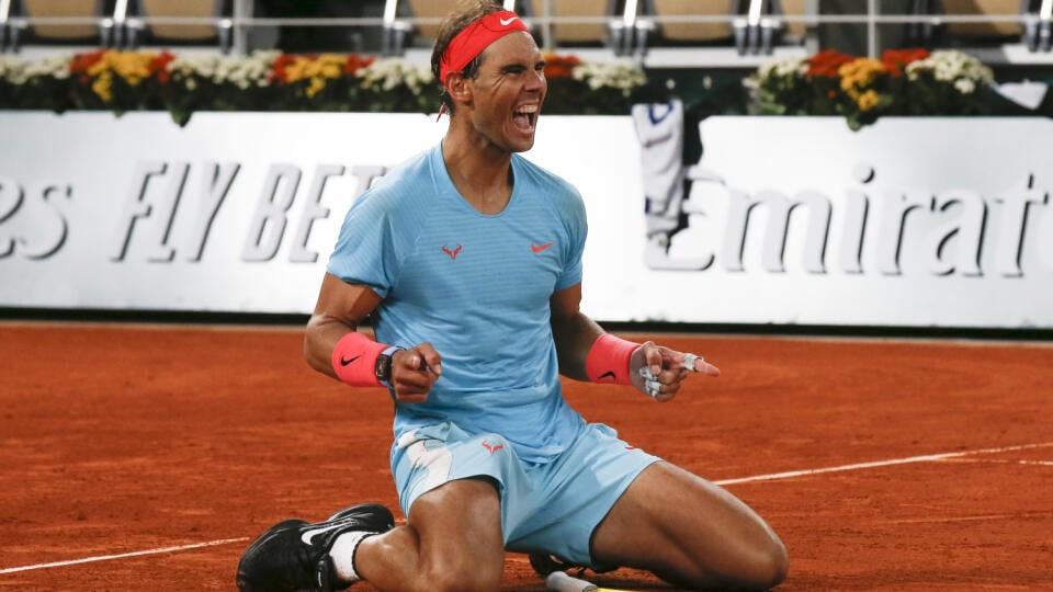 Španielsky tenista Rafael Nadal sa teší z víťazstva 6:0, 6:2, 7:5 nad Srbom Novakom Djokovičom vo finále mužskej dvojhry na grandslamovom turnaji Roland Garros.