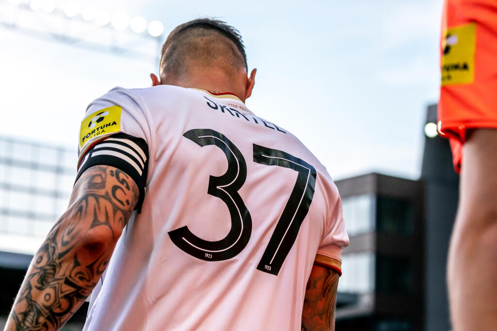 Na snímke je futbalový zápas medzi FC Spartak Trnava a ŠK Slovan Bratislava, ktorý sa skončil predčasne a fanúšikovia obidvoch táborov vnikli na hraciu plochu.
