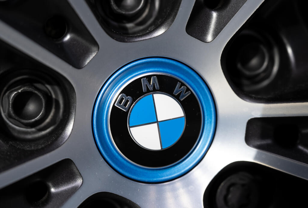 KK1 archív Mníchov - Na archívnej snímke z 2. novembra 2022 logo automobilky BMW v Mníchove. Nemecký výrobca prémiových áut BMW zaznamenal v minulom roku 2022 pokles predaja, napriek tomu si udržal pozíciu jednotky na trhu prémiových vozidiel. FOTO TASR/DPA
ARCHIV - 02.11.2022, Bayern, München: Das Logo von BMW ist an einer Felge von einem Auto zu sehen. BMW will seine Absatzzahlen in diesem Jahr wieder steigern. (zu dpa «BMW will nach starkem Schlussquartal 2023 wieder wachsen») Foto: Sven Hopp