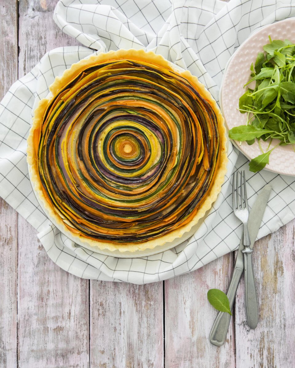 Zeleninový tart
recept:
8 PORCIÍ, PRÍPRAVA 30 MINÚT + CHLADENIE
CESTA, PEČENIE 35 MINÚT
NA CESTO:
• 190g hladkej múky • 110g masla
(chladeného) • pol lyžičky soli • 1-2 lyžice
studenej vody
NA NÁPLŇ:
• 100g mozzarelly • 100g syra
gruyere • 100g parmezánu • 200g
kyslej smotany • soľ podľa chuti
• 1 vajce • mleté čierne korenie • štipka
muškátového orieška • pol lyžičky mletej
údenej papriky • 1-2 stredne veľké cukety
• 1 väčšia mrkva • 1 stredne veľká žltá
mrkva • 1 malý baklažán • 2-3 lyžice
ol