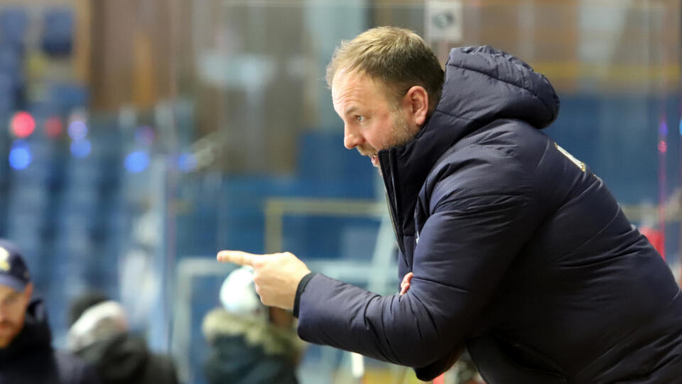 Na snímke hlavný tréner HC Slovan Róbert Döme počas zápasu 36.kola Tipos extraligy HKM Zvolen – HC Slovan Bratislava vo Zvolene v piatok 4. februára 2022. FOTO TASR - Ján Krošlák