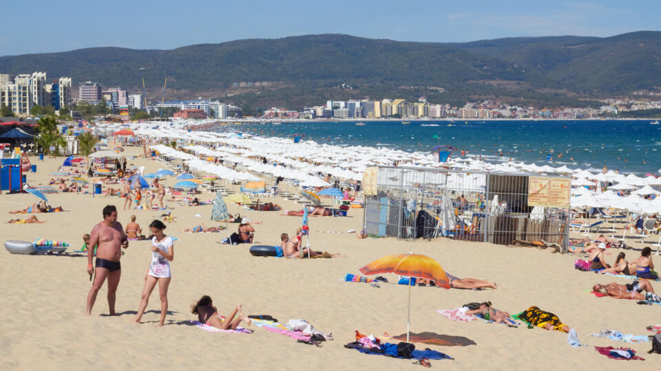 Bulharská ekonomika je do značnej miery závislá od cestovného ruchu. Takéto plné pláže boli pri Čiernom mori pred pandémiou. Je otázne, koľko turistov zavíta do dovolenkovej destinácie v tomto roku.