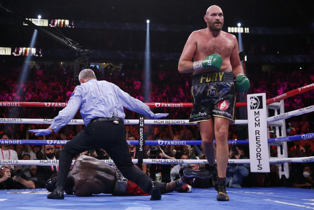 KK16 Las Vegas - Britský boxer Tyson Fury (vpravo) knockoutoval Američana Deontaya Wildera počas zápasu o titul majstra sveta organizácie WBC 9. októbra 2021 v Las Vegas. Britský boxer Tyson Fury obhájil titul majstra sveta organizácie WBC. V noci na nedeľu v Las Vegas knockoutoval Američana Deontaya Wildera v 11. kole. FOTO TASR/AP
Tyson Fury, of England, knocks out Deontay Wilder to win in the 11th round in a heavyweight championship boxing match Saturday, Oct. 9, 2021, in Las Vegas. (AP Phot
