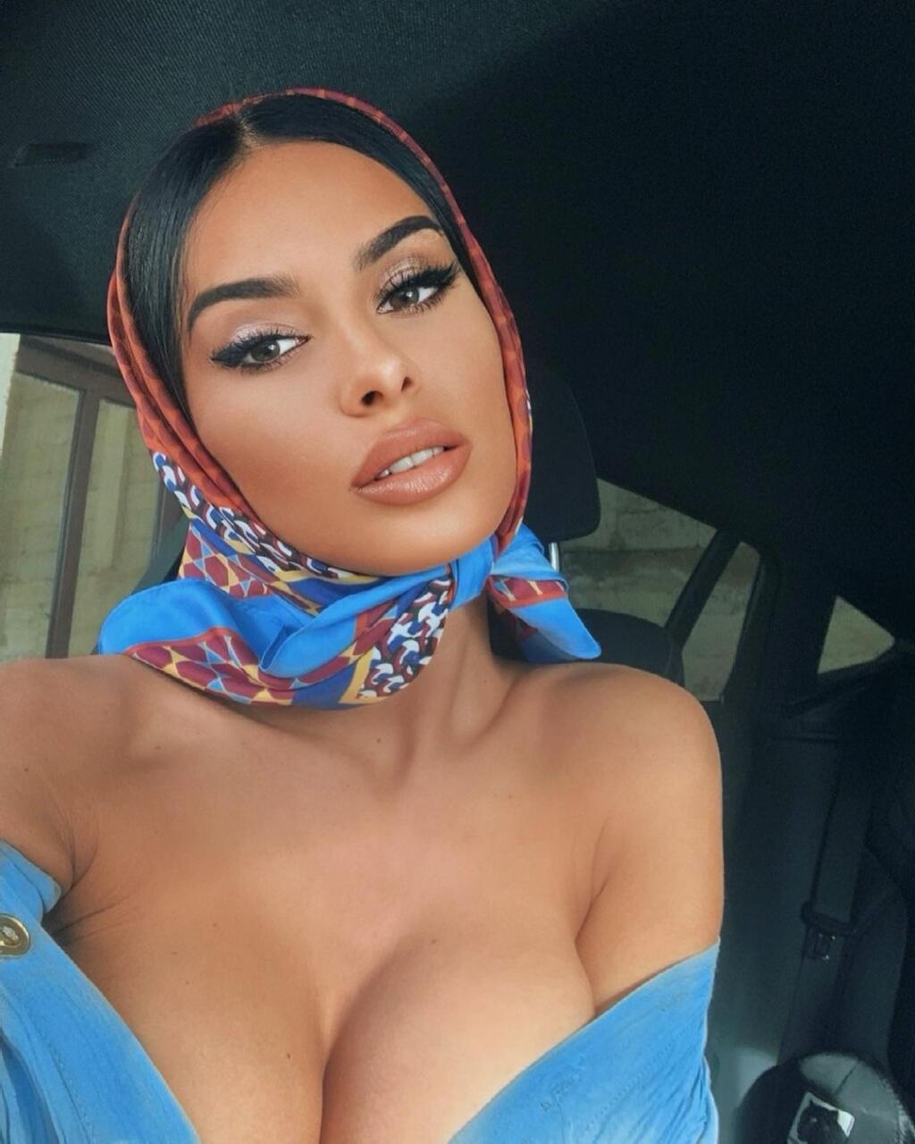 Sexi Angiela Šimačová sa rada chváli svojimi prsiami aj guľatým zadočkom.