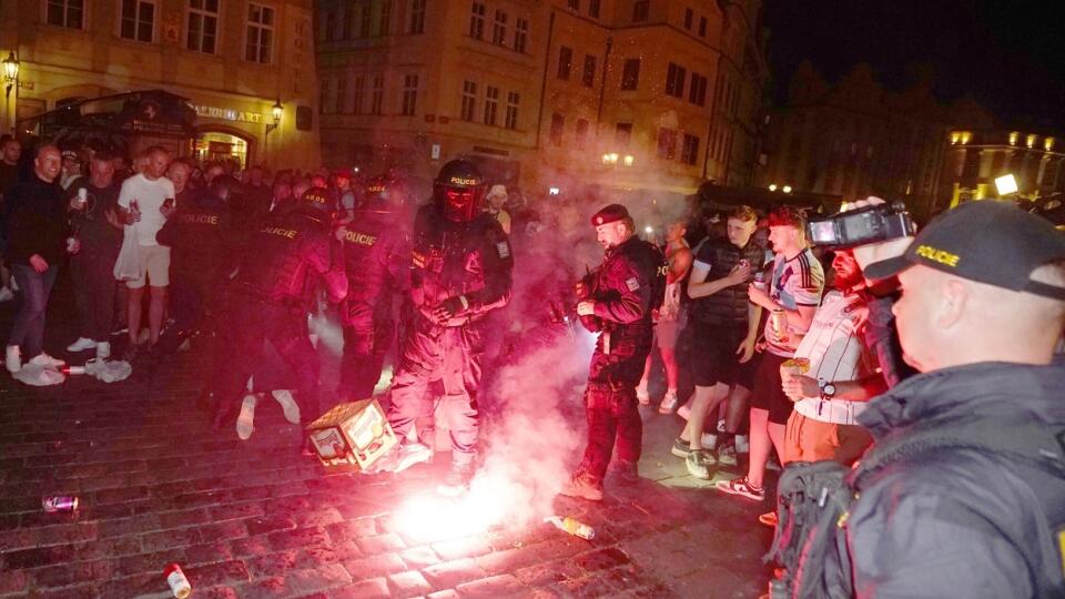 Aj po zápase mali policajti plné ruky práce s fanúšikmi.