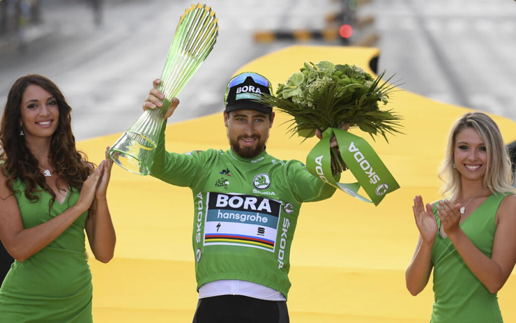 Peter Sagan - Ako blesk z jasného neba prišla počas tohtoročnej Tour de France správa o rozpade manželstva Petra Sagana a jeho manželky Kataríny. Ani nie tri roky po svadbe dvojica oznámila, že sa rozchádza. „Po dlhom a dôkladnom rozhovore sme s Katkou dospeli k záveru, že by bolo oveľa lepšie, ak by sme ako pár skončili. Cítime, že by sme mali pokračovať v našich životoch ako dobrí priatelia a obaja súhlasíme, že je to správne rozhodnutie. Zaľúbili sme sa do seba, prešli sme fantastickú cestu a dostalo sa nám požehnania v podobe krásneho syna Marlona," šokoval svojich priaznivcov Sagan vyhlásením priamo počas najslávnejších cyklistických pretekov. Ich synček Marlon len nedávno oslávil rok, po oznámení rozchodu sa o neho starala najmä Katka, ktorá trávila väčšinu času v ich spoločnom byte v Monaku, zatiaľ čo trojnásobný majster sveta vyhrával cyklistické podujatia po celom svete. Aká bude ďalšia budúcnosť Saganovcov, je nateraz otázne.