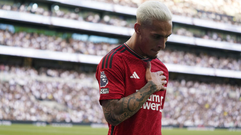 WA 27 archív Londýn - Na archívnej snímke z 19. augusta 2023 futbalista Manchestru United Antony reaguje počas zápasu anglcikej Premier League Tottenham Hotspur - Manchester United v Londýne. Brazília vyradila Antonyho z kádra pre nadchádzajúce dva zápasy kvalifikácie MS 2026. Tamojšie médiá v pondelok 4. septembra 2023 zverejnili podrobnosti o údajnom domácom násilí hráča Manchestru United voči jeho bývalej priateľke. Päťnásobní majstri sveta nastúpia proti Bolívii (9. septembra) a v Peru (13.