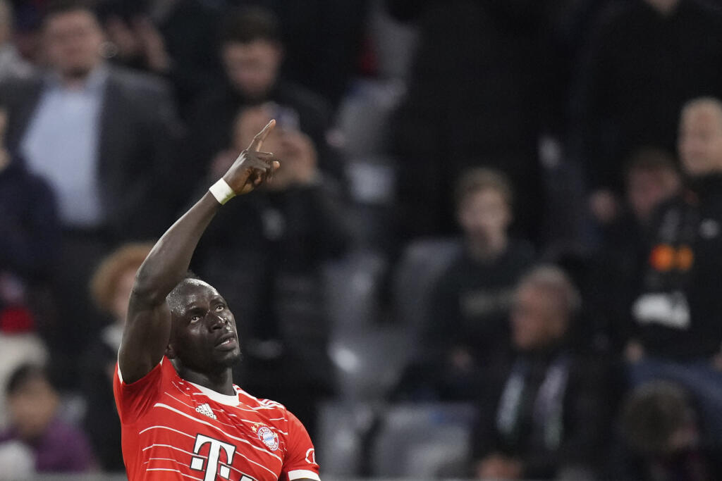 EBE 29 Mníchov - Na snímke vpravo senegalský hráč Bayernu Sadio Mané oslavuje svoj gól a tretí mužstva v zápase C-skupiny 3. kola skupinovej fázy Ligy majstrov vo futbale Bayern Mníchov - Viktoria Plzeň v Mníchove 4. októbra 2022. FOTO TASR/AP
Bayern's Sadio Mane celebrates after scoring the third goal against Pizen during the Champions League group C soccer match between Bayern Munich and Viktoria Plzen in Munich, Germany, Tuesday, Oct. 4, 2022. (AP Photo/Matthias Schrader)