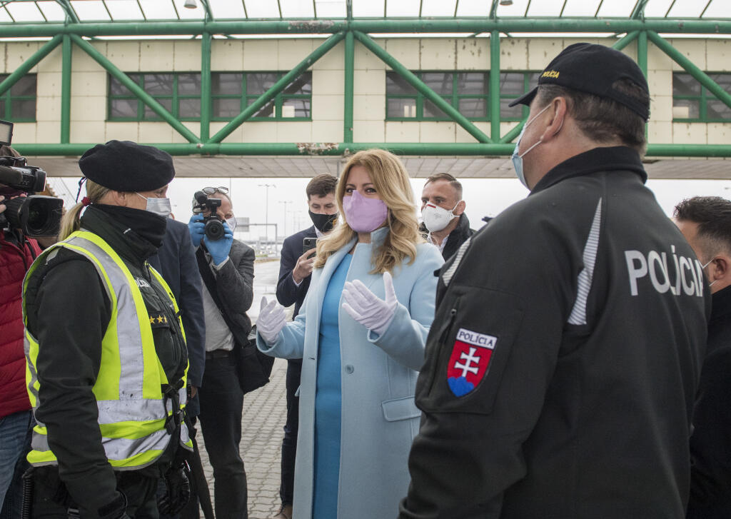 Na snímke prezidentka SR Zuzana Čaputová sa poďakovala slúžiacim príslušníkom policajného zboru a Ozbrojených síl SR, ktorí pomáhajú bojovať s koronakrízou, na hraničnom priechode Čunovo – Rajka 15. máj 2020. FOTO TASR - Martin Baumann