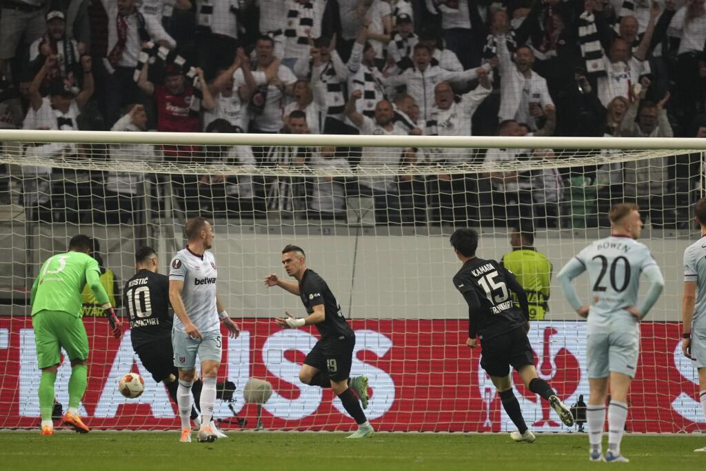 Hráč Frankfurtu Rafael Santos Borre (uprostred) oslavuje po tom, ako strelil úvodný gól v odvete semifinále Európskej ligy Eintracht Frankfurt - West Ham United vo Frankfurte 5. mája 2022.
