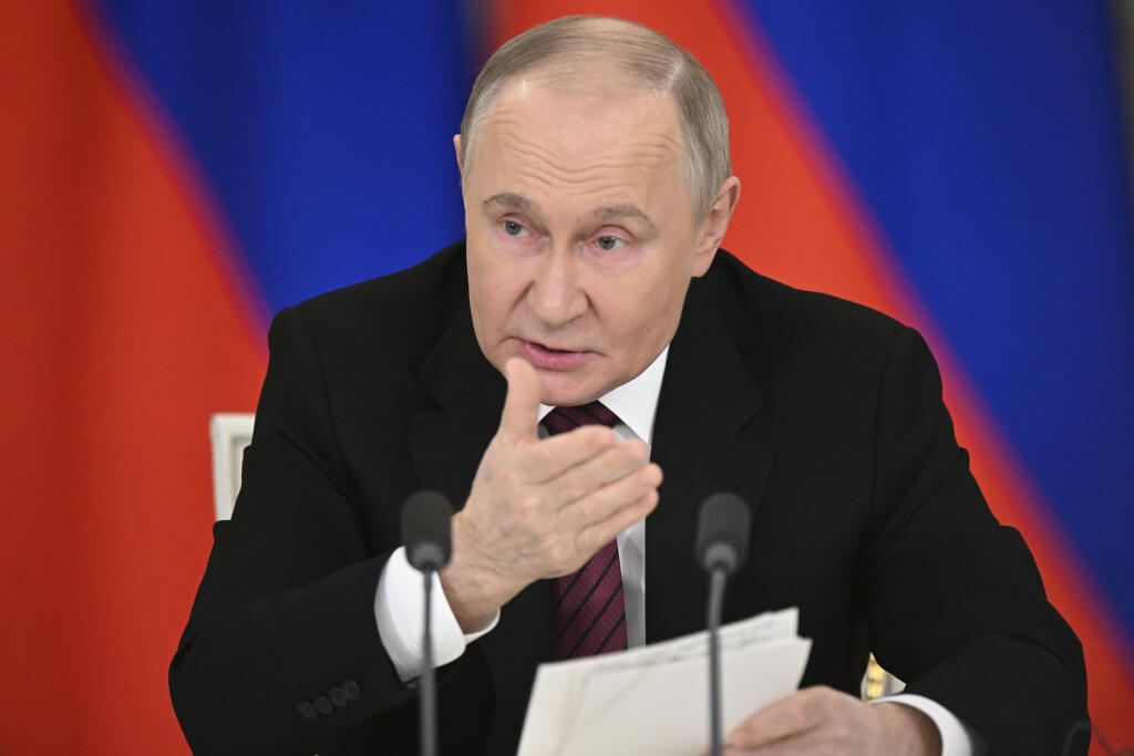 AZ27 Moskva - Na snímke prezident Ruska Vladimir Putin odpovedá na otázky novinárov po oslavách  pri príležitosti 80. výročia konca druhej svetovej vojny v Európe v Moskve 11. mája 2025. Putin v nedeľu 11. mája 2025 navrhol uskutočnenie priamych rokovaní s Ukrajinou bez akýchkoľvek podmienok 15. mája v Istanbule. Podľa prezidenta chce Rusko „reštartovať“ mierové rozhovory, ktoré krajiny viedli v roku 2022. FOTO TASR


Russian President Vladimir Putin gestures as he speaks to journalists in the G
