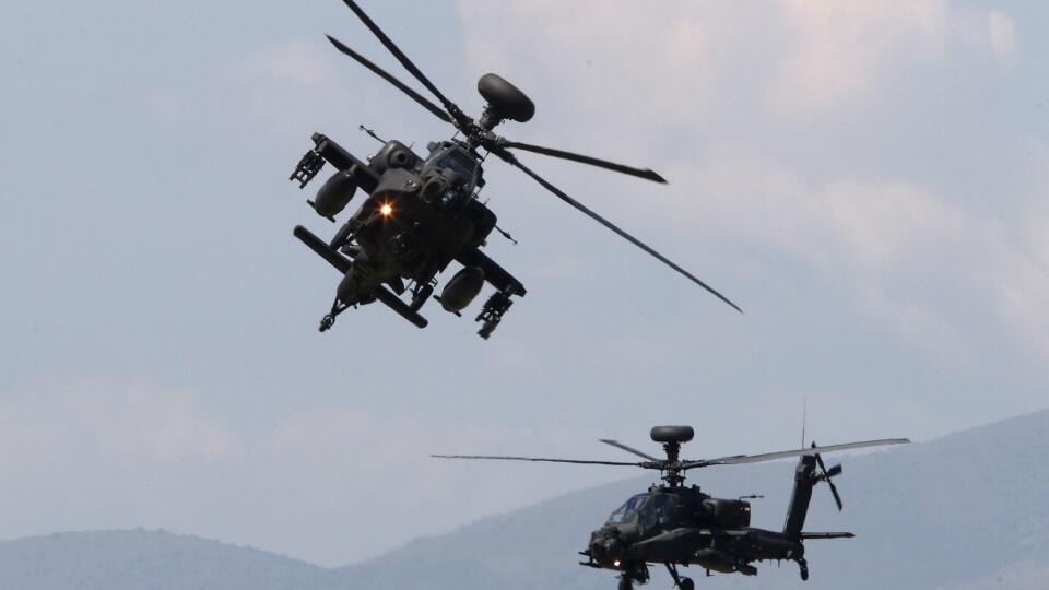 PK 8 Krivolak - Britské bojové vrtuľníky Apache počas vojenských cvičení NATO Swift Response 22 (Rýchla odozva) ponad armádnym výcvikovým areálom Krivolak v centrálnej časti Severného Macedónska vo štvrtok 12. mája 2022. Cvičenia sú zamerané na preukázanie pripravenosti nasadenia pozdĺž východnej hranice NATO a zahŕňajú napríklad zoskoky s padákom na rôznych miestach krajiny. Na manévroch sa zúčastňuje zhruba 10.000 vojakov z 19 krajín. FOTO TASR/AP
British Apache helicopters participate in the
