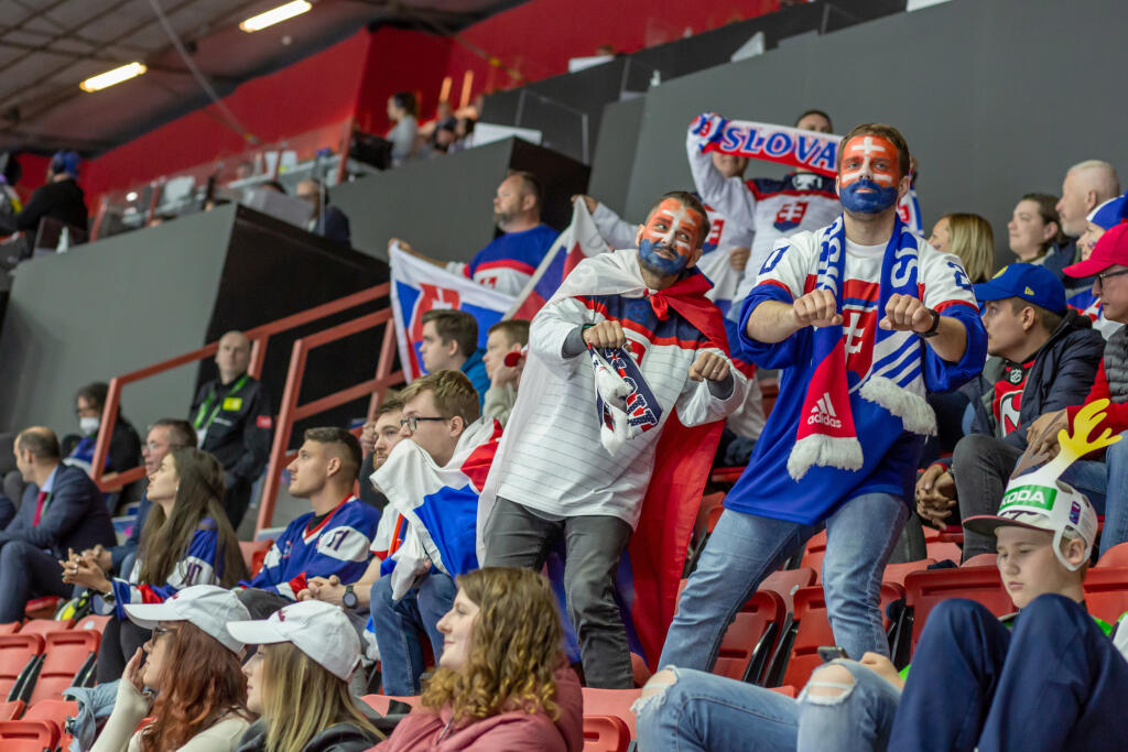 Na snímke sú slovenskí fanúšikovia počas štvrtého zápasu základnej skupiny MS 2022 v Helsinkách, v ktorom nastúpili slovenskí hokejisti proti Švajčiarsku.