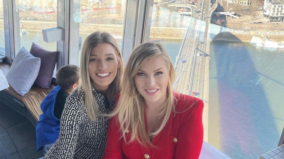 Gabika s Jasminou si vyrazili na obed k MDŽ.