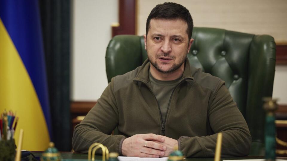 WA 20 Kyjev - Ukrajinský prezident Volodymyr Zelenskyj sa prihovára k národu v Kyjeve počas dvanásteho dňa ruskej invázie na Ukrajine v pondelok 7. marca 2022. FOTO TASR/AP
In this photo provided by the Ukrainian Presidential Press Office, Ukrainian President Volodymyr Zelenskyy addresses the nation in Kyiv, Ukraine, late Monday, March 7, 2022. (Ukrainian Presidential Press Office via AP)