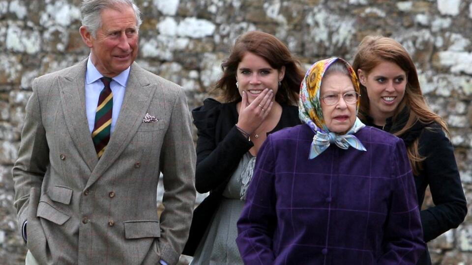 Britská kráľovná Alžbeta (vpravo v popredí), princ Charles (vľavo v popredí), princezná Eugenie (vľavo v pozadí) a princezná  Beatrice (vpravo v pozadí).