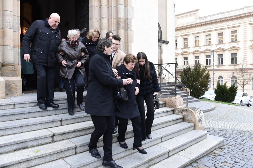 Truhlu z kostola vyniesla štvorica mužov. Za nimi kráčal Jágr s mamou Annou a priateľkou Dominikou.