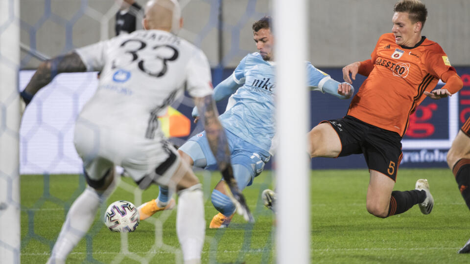 Na snímke uprostred Aleksandar Čavrič (Slovan), vľavo brankár Matúš Macík a vpravo Mário Mrva (obaja MFK) v zápase 8. kola futbalovej Fortuna ligy medzi ŠK Slovan Bratislava - MFK Ružomberok v Bratislave v sobotu 26. septembra 2020. FOTO TASR - Martin Baumann