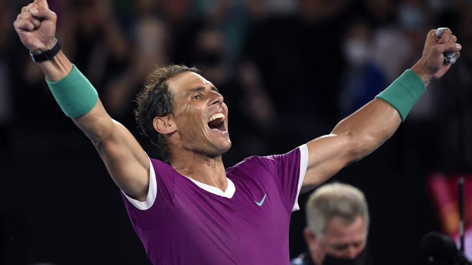 KK45 Melbourne - Španielsky tenista Rafael Nadal sa teší po víťazstve nad Rusom Daniilom Medvedevom vo finále mužskej dvojhry na grandslamovom turnaji Australian Open 31. januára 2022 v Melbourne. Španielsky tenista Rafael Nadal sa stal druhýkrát v kariére víťazom mužskej dvojhry na Australian Open a získal rekordný 21. grandslamový titul. FOTO TASR/AP
Rafael Nadal of Spain celebrates his win over Daniil Medvedev of Russia in the men's singles final at the Australian Open tennis championships in