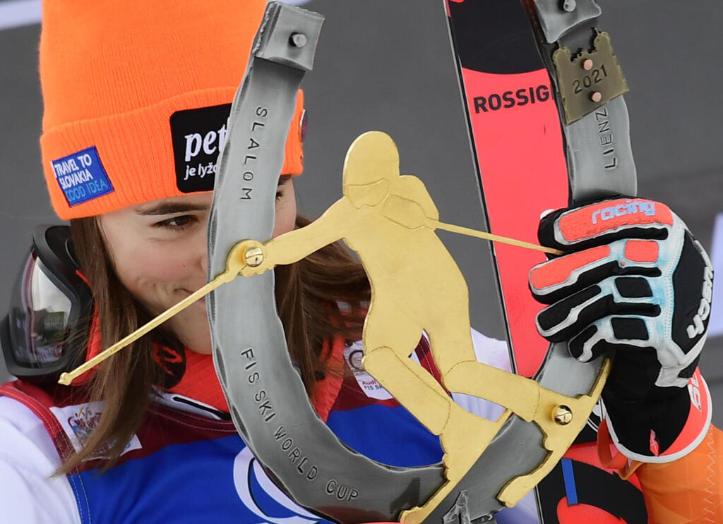 Petra Vlhová vyhrala slalom v Lienzi a mohla mať na tvári svoj povestný široký úsmev. Takúto trofej dostala za víťazstvo.