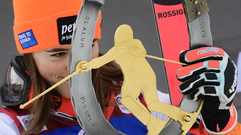 Roztopila srdcia fanúšikov, a to nielen víťazstvom. Petra Vlhová vyhrala slalom v Lienzi a na tróne mala návštevu. Slovenská hviezda však riskovala za porušenie pravidiel trest. Pozrite si viac v GALÉRII.