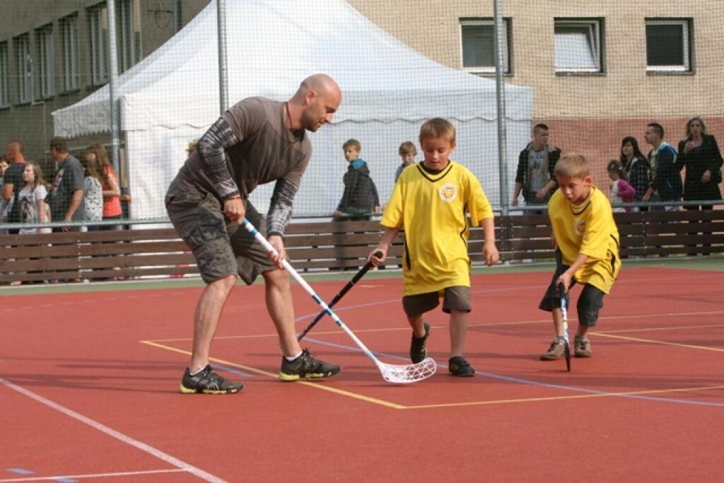 Pavol Demitra hrával s deťmi florbal.