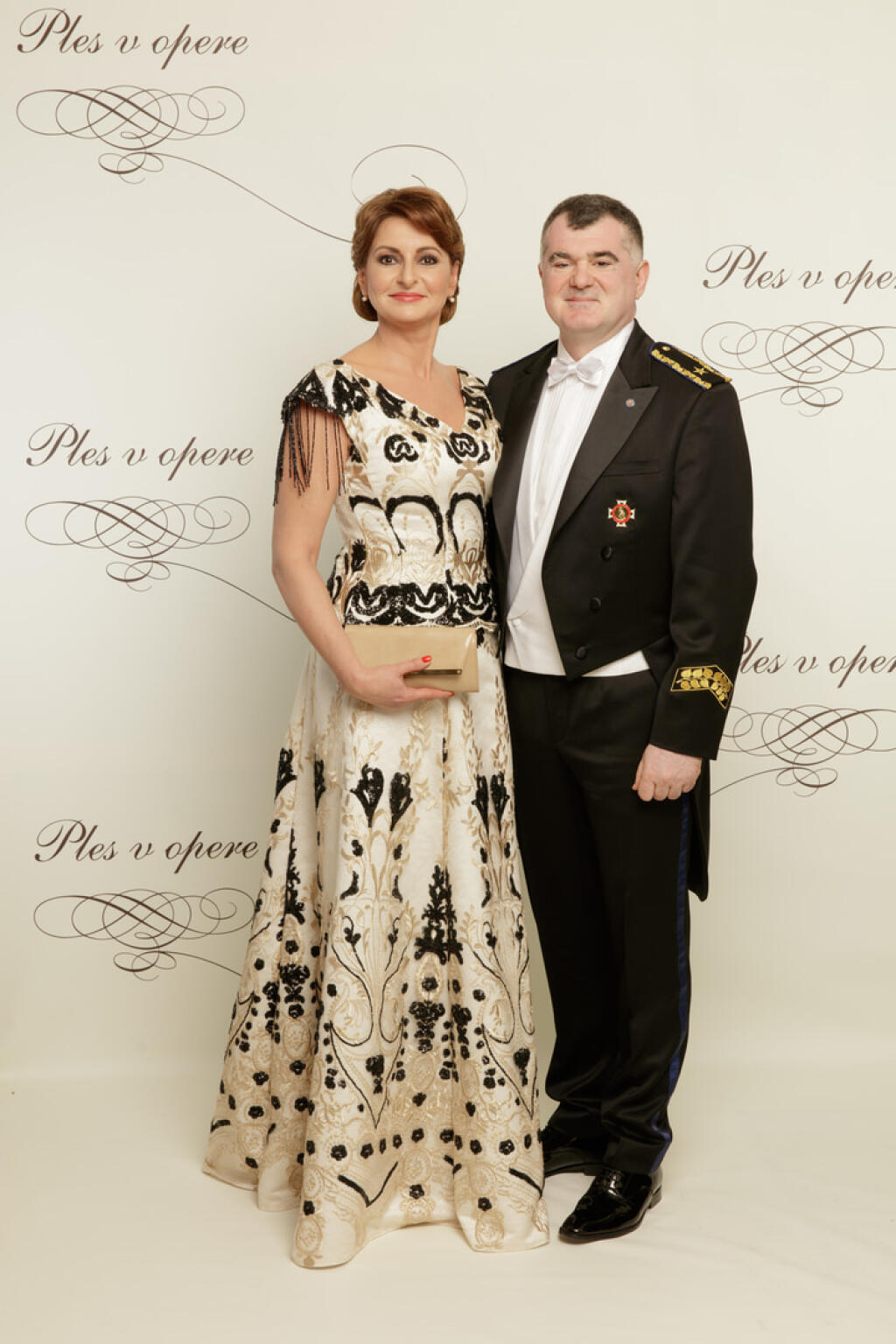 Danica Kleinová a Alexander Nejedlý na Plese v opere. Nejedlý si aj do spoločnosti rád obliekal uniformu alebo aspoň oblečenie jej podobné.