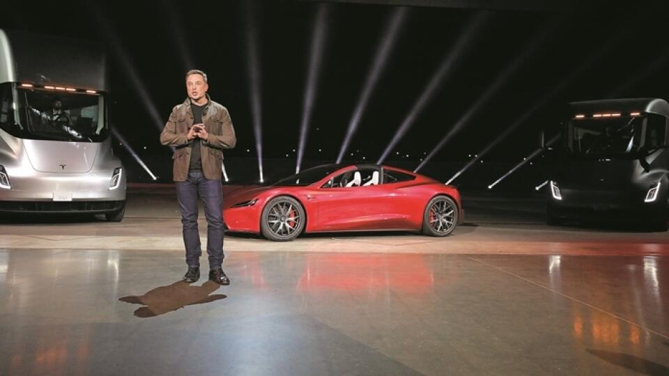 Nečakané predstavenie: Elon Musk
predstavil 16. novembra v Kalifornii nový elektrický ťahač - čo sa čakalo, no druhá novinka, ktorou bol extrémny roadster, bola úplným prekvapením.