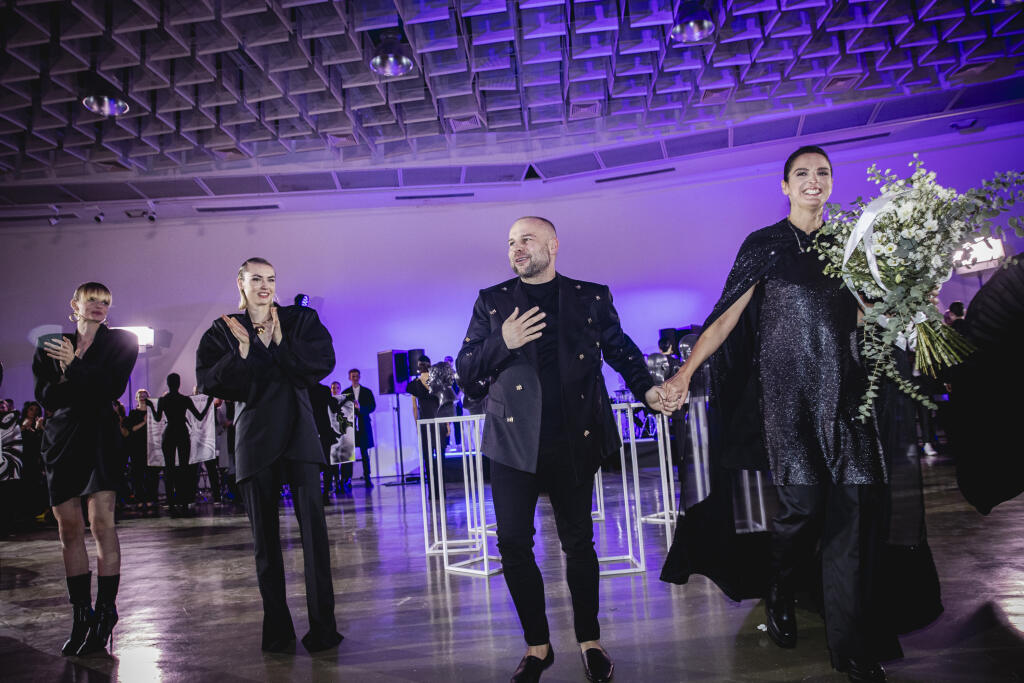 Na snímke Marcel Holubec a Jana Kirschner počas módnej prehliadky Marcela Holubca W s názvom MHW Charactere 2022.