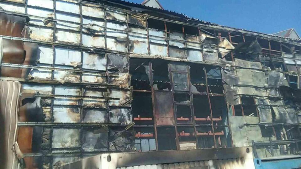 Hasiči momentálne zasahujú pri požiari výrobnej haly v obci Malženice v okres Trnava.