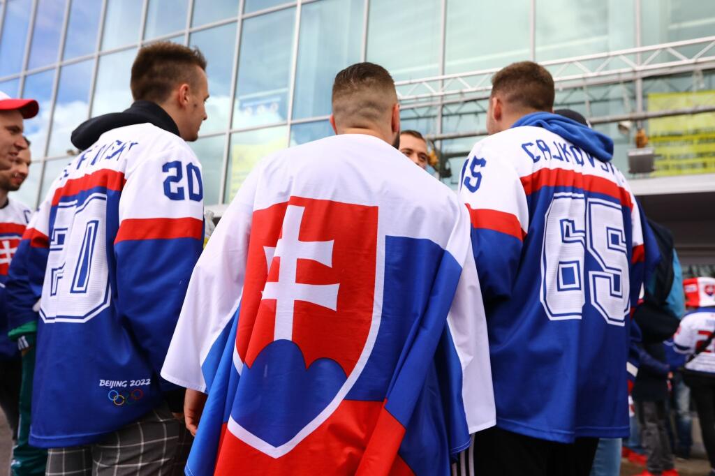 pretože naši fanúšikovia majú v hľadisku veľkú prevahu a už pred zápasom obsadili okolie Ice Hall.